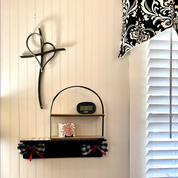 Wall Shelf with Pegs - Picture 6 of 10